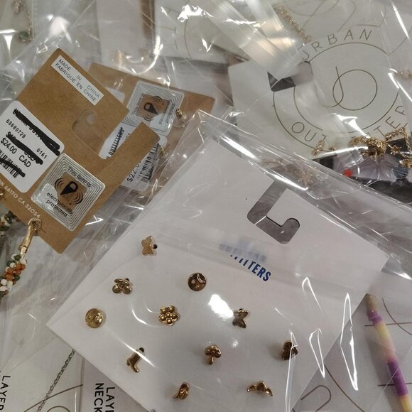 Urban Outfitters Fun & Flirty Jewelry Grab Bag 1/2 Pound All New - Picture 3 of 10